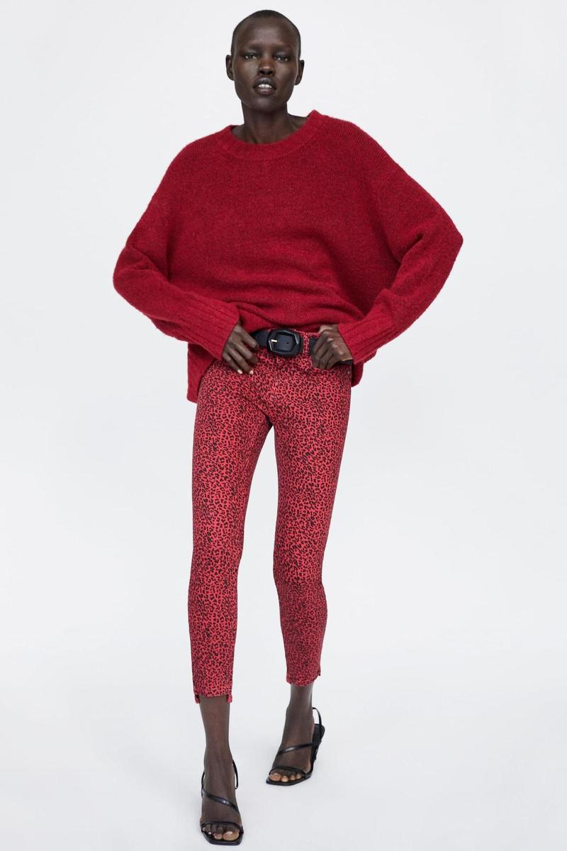 Pantalón rojo estampado de Zara