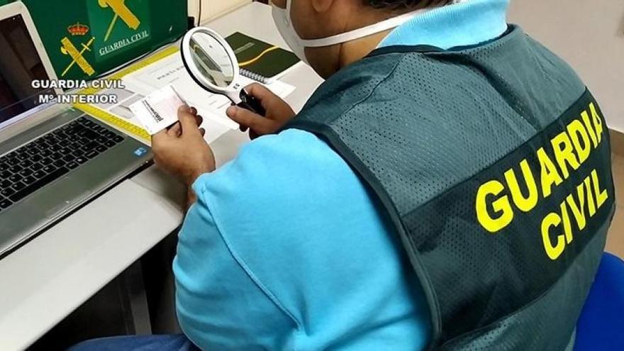 Los falsos permisos de conducir, en manos de un guardia civil de Badajoz.