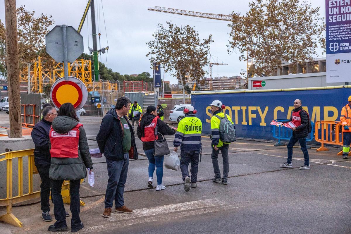 Los sindicatos van al Camp Nou a asesorar a los trabajadores de las obras