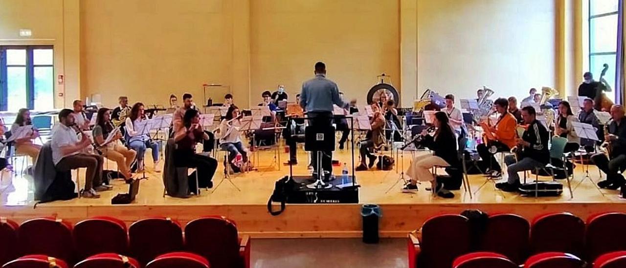 Los componentes de la  banda mierense, durante un ensayo.