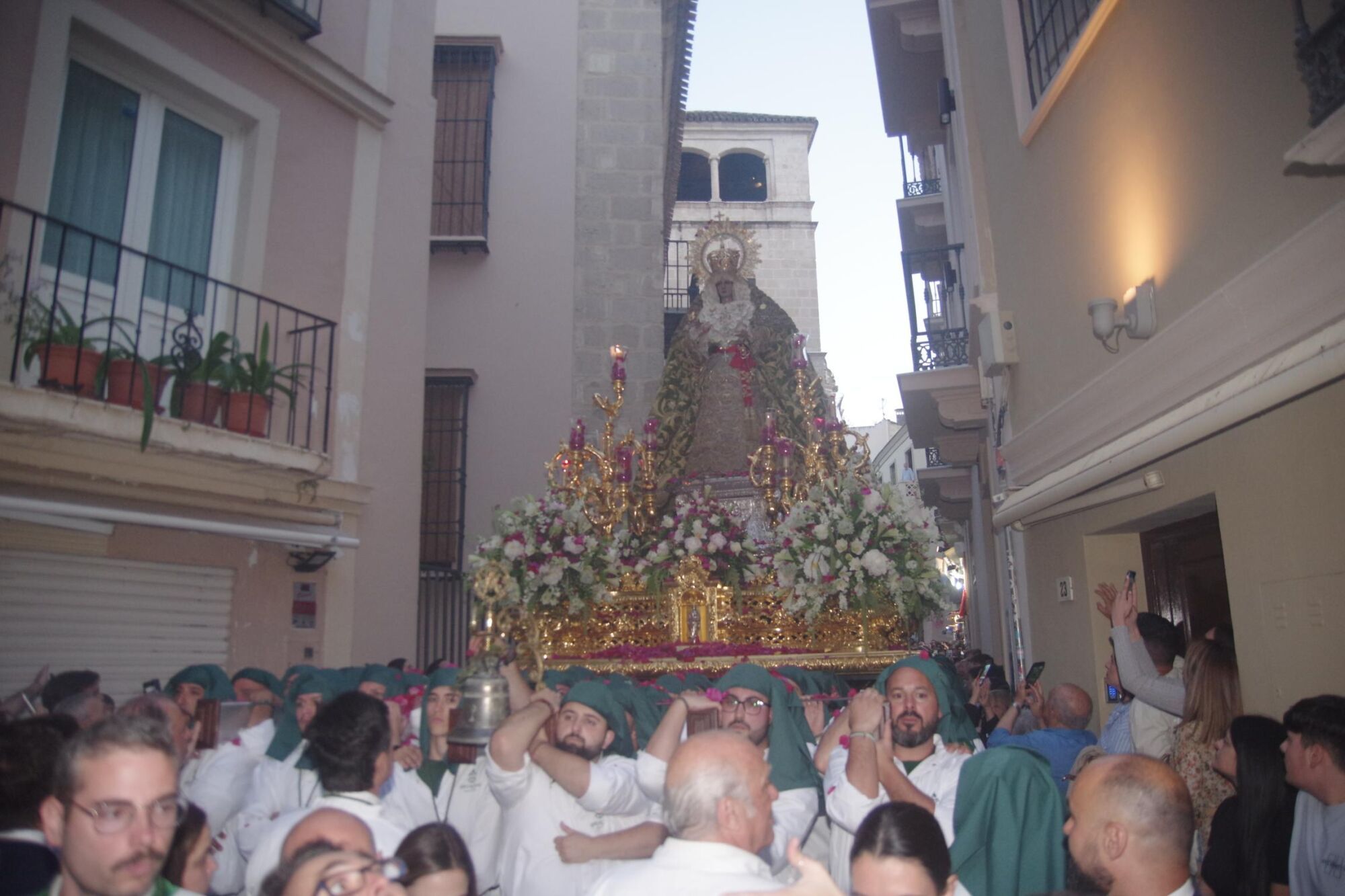 Procesión triunfal de regreso de la Virgen de la Esperanza a su basílica tras su peregrinación a Roma