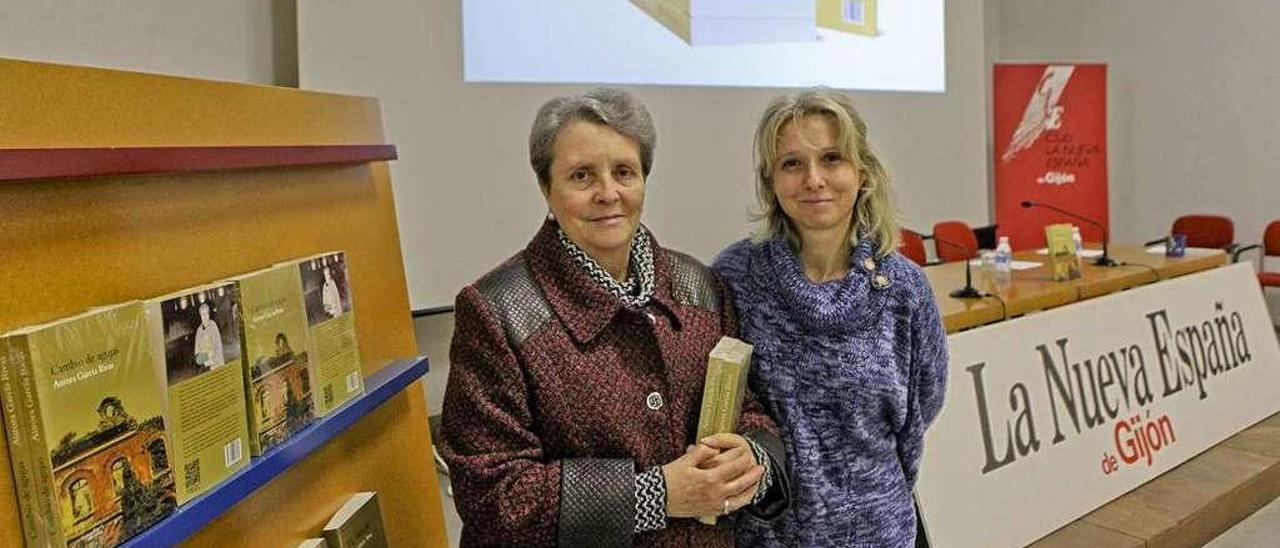 Aurora García Rivas, a la izquierda, junto a Carmen Rueda.