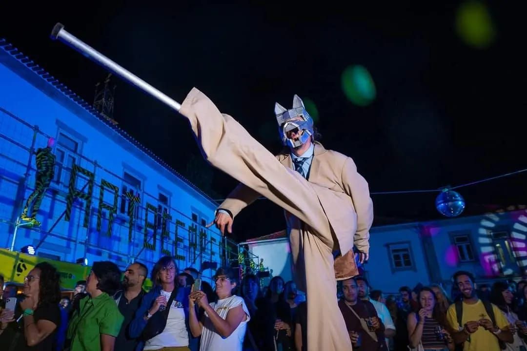 Teatro en la calle: Así es el impresionante espectáculo de La Fam