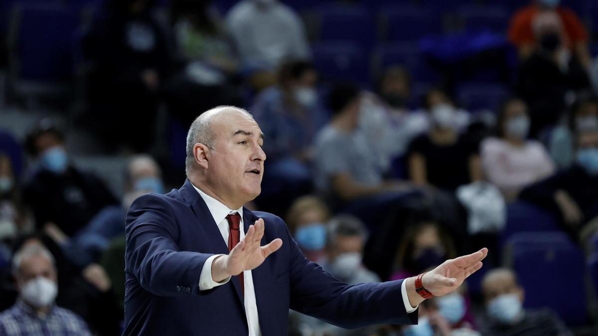 Jaume Ponsarnau gesticula durante el partido en Madrid.