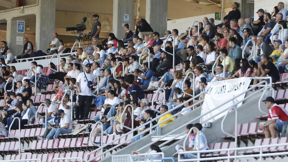 Ambiente en las gradas del Verónica Boquete durante un partido de la SD Compostela