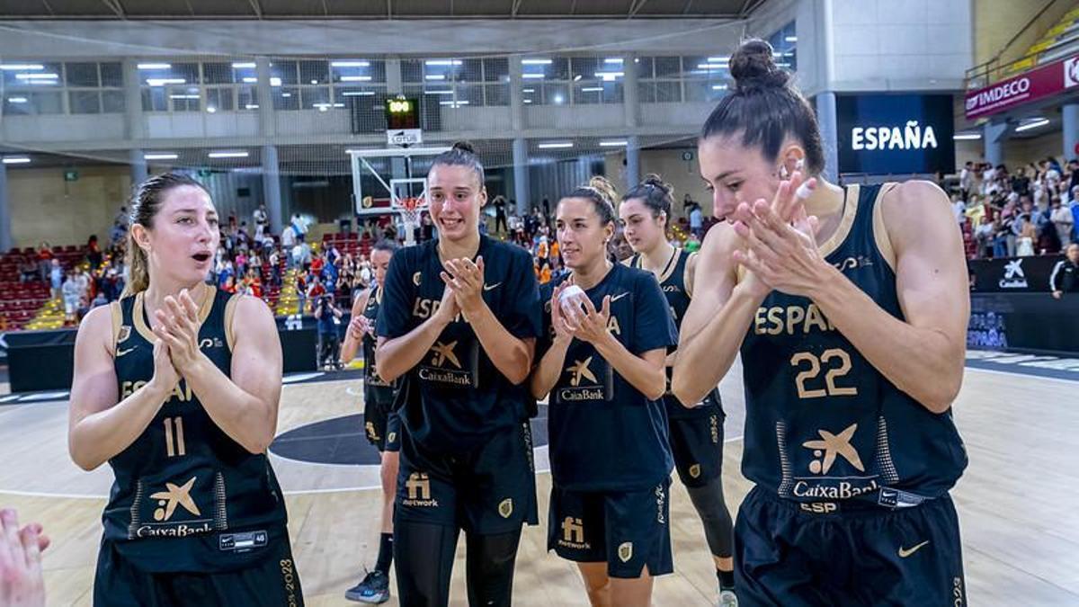 Queralt Casas y Raquel Carrera celebran con sus compañeras una nueva victoria de 'la Familia'