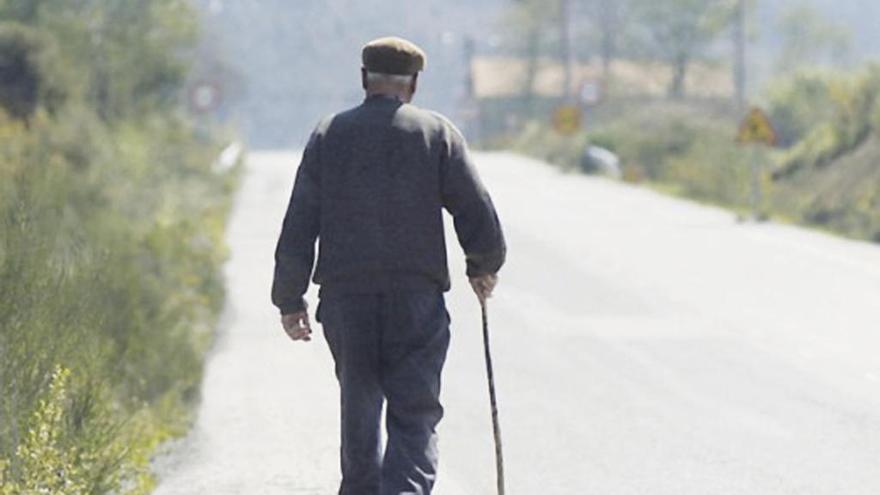 Un hombre camina por la carretera.