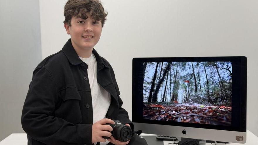 Lucas Taboada posa con su cámara y la imagen ganadora del concurso.