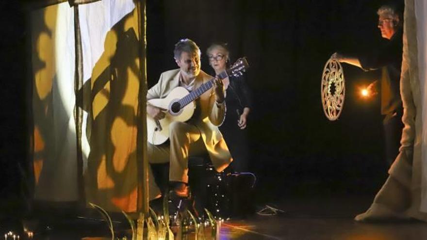 Un momento de la actuación de Rafael Serrallet, Mariola Ponce y Vicent Ortolà.