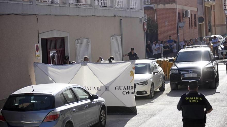 Investigadores en el lugar del crimen.