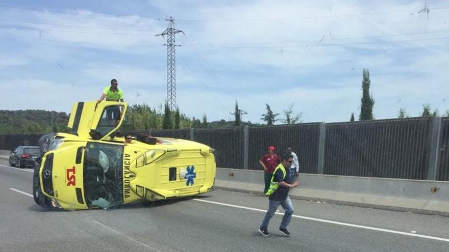 L&#039;ambulància bolcada enmig de la calçada