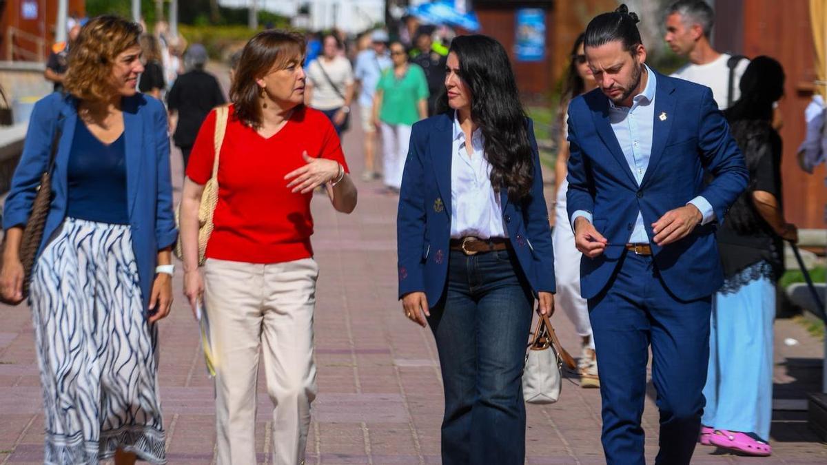 Representants de la Generalitat i de l’Ajuntament de Lloret, durant la visita al passeig de Fenals.