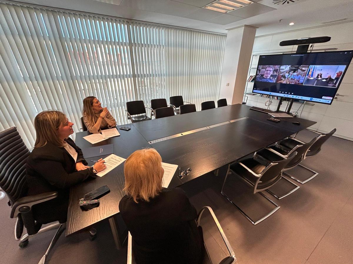 Gimena Llamedo, entre Olaya Gómez Romano y María Antonia Fernández Felgueroso, durante el encuentro virtual con la comunidad de asturianos en Venezuela.