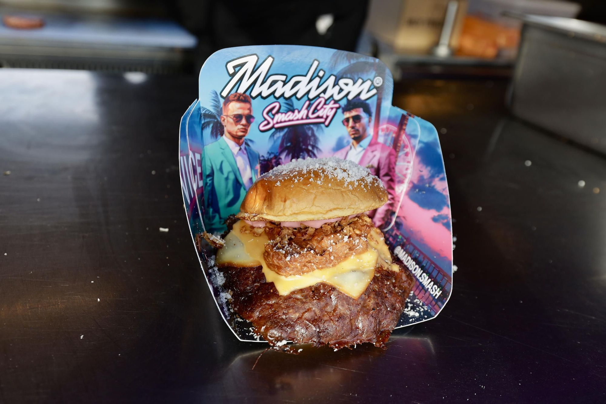 ¿Cómo se trabaja dentro de una 'food truck' de The Champions Burger Zaragoza?