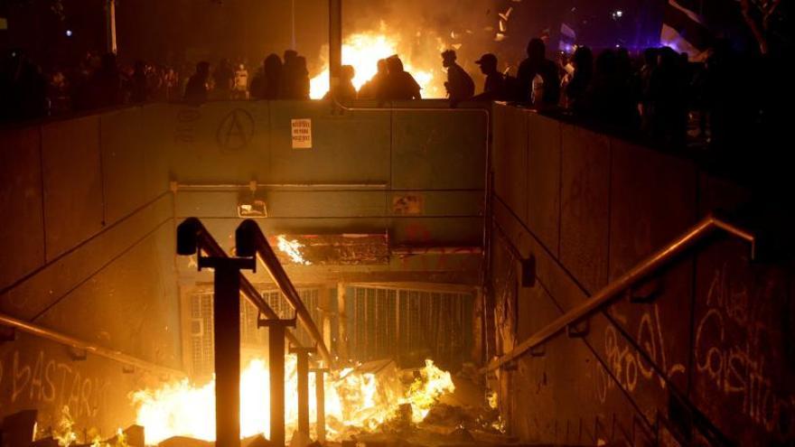 El incendio en las escaleras del metro.