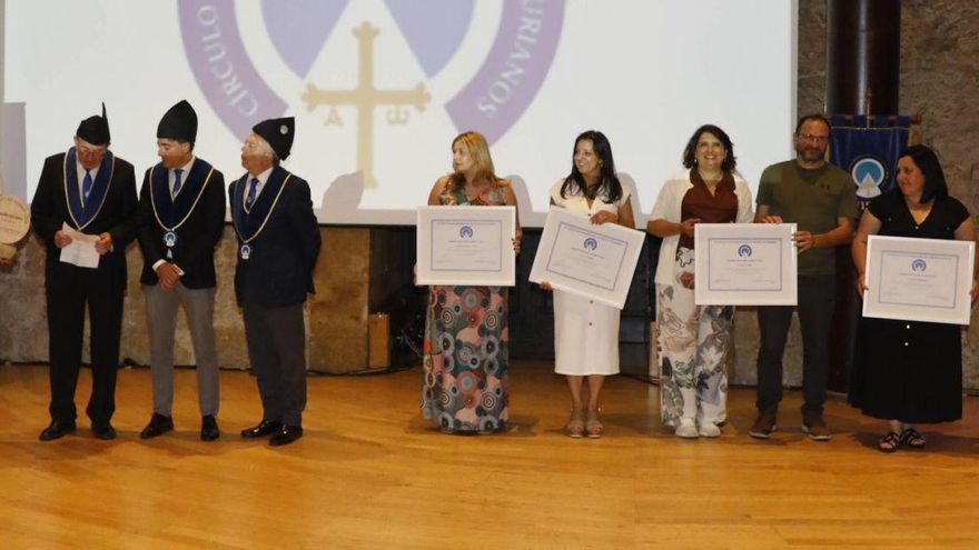 Foto de familia de los nuevos miembros y reconocimientos honoríficos de la fiesta del Círculo de los Quesos Asturianos. | FERNANDO RODRÍGUEZ