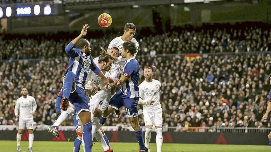 Bale, Benzema y Cristiano Ronaldo intentan rematar ante el Deportivo en el partido de la primera vuelta.