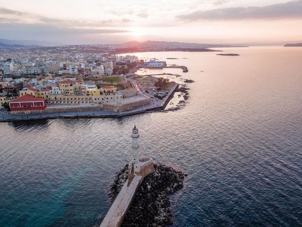 Vista aérea del puerto y la ciudad de Chania con el faro