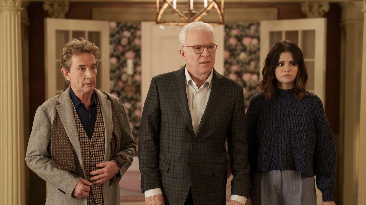 Martin Short, Steve Martin y Selena Gomez, en el episodio final de la segunda temporada de ’Solo asesinatos en el edificio’.