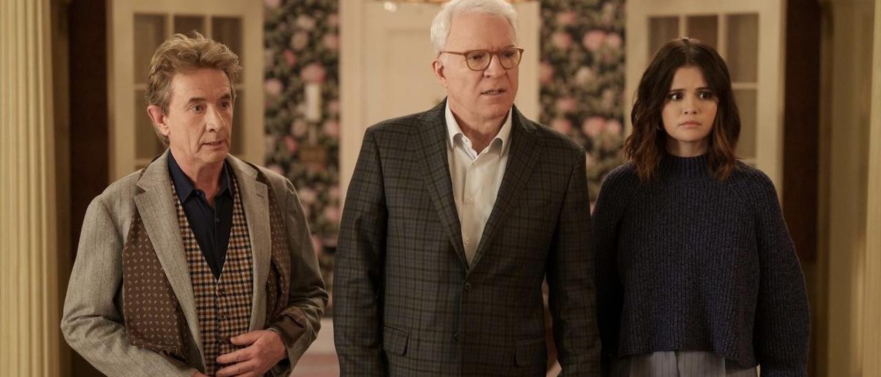 Martin Short, Steve Martin y Selena Gomez, en el episodio final de la segunda temporada de ’Solo asesinatos en el edificio’.