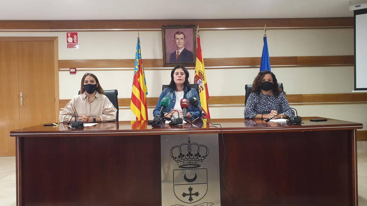 La alcaldesa en la rueda de prensa en la que anunció la creación de aulas formativas para informar en realidad de que el antiguo gimnasio municipal acogerá al alumnado del Colegio Sagrados Corazones