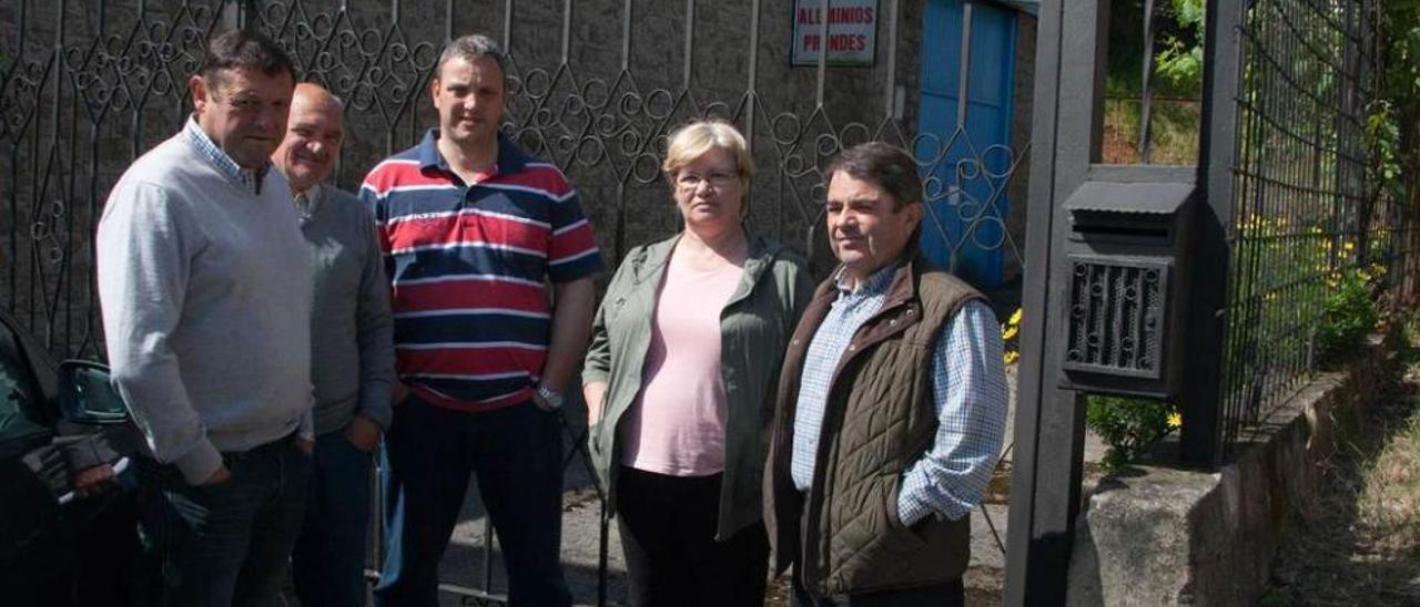 José Antonio González, José Ramón Rodríguez, Francisco Piñón, Isolina Cuevas y José Luis Muñiz, ayer, ante la nave en la que se pretende instalar el crematorio de animales.