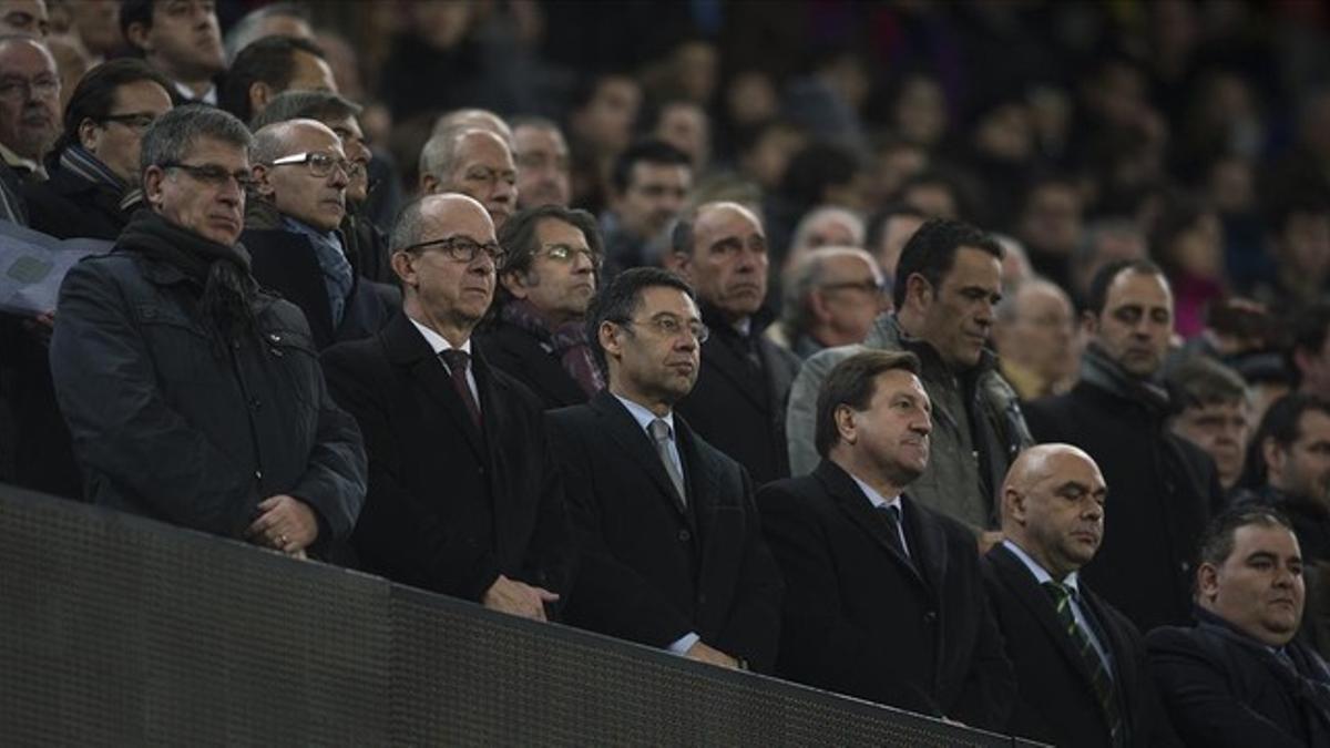 La directiva del Barça, en el palco del Camp Nou.