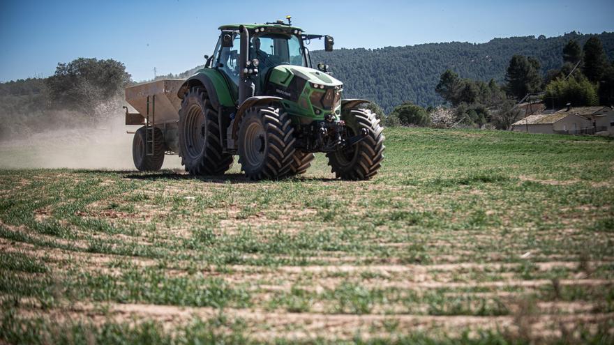 Un tractor en un camp de blat a Fals