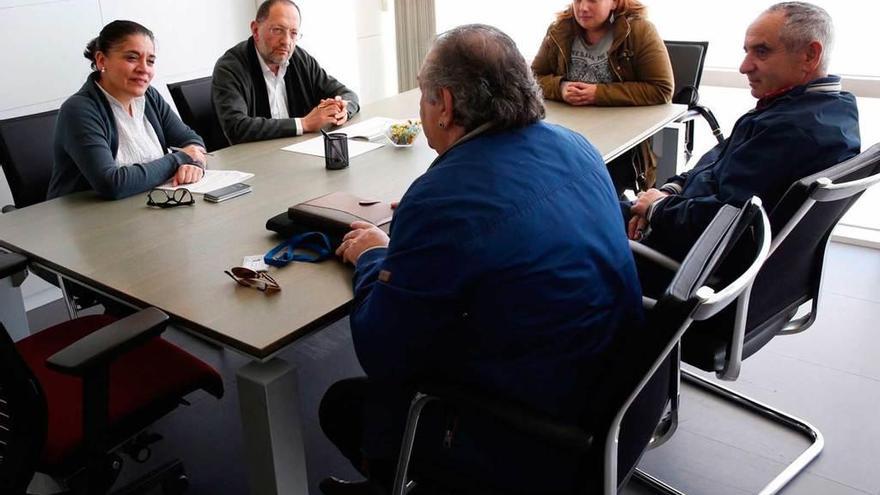 La reunión mantenida ayer por la directora de Planificación Sanitaria con representantes de la asociación de vecinos &quot;San Martín&quot; de Sotrondio.