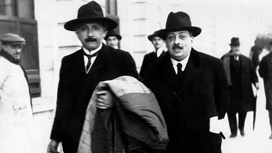 Cabrera con Albert Einstein en 1923 en Madrid.