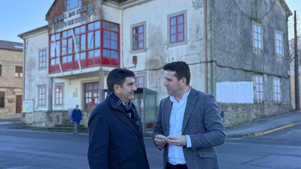 El delegado del Gobierno, Pedro Blanco, izqda., y el alcalde, José R. Romero, en 2024 frente a la Casa del Mar de Cabo de Cruz.
