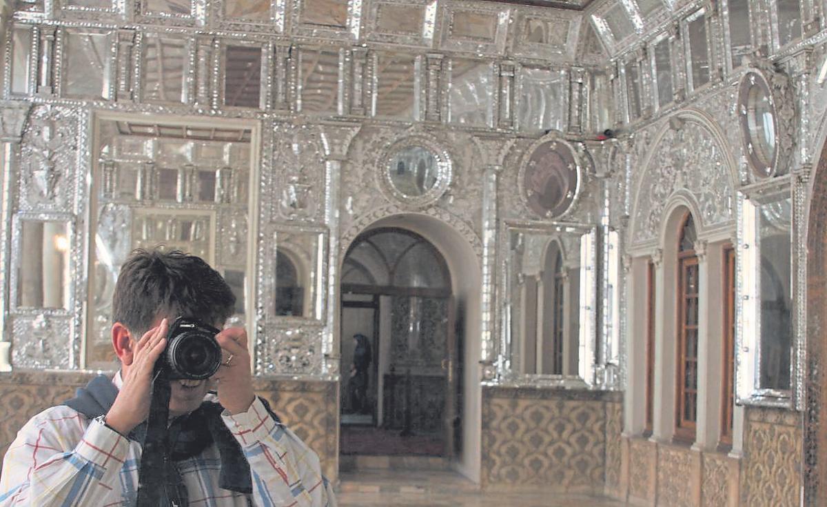 Un turista le hace una foto antes de la guerra al Interior del palacio de Golestan, en Teherán.