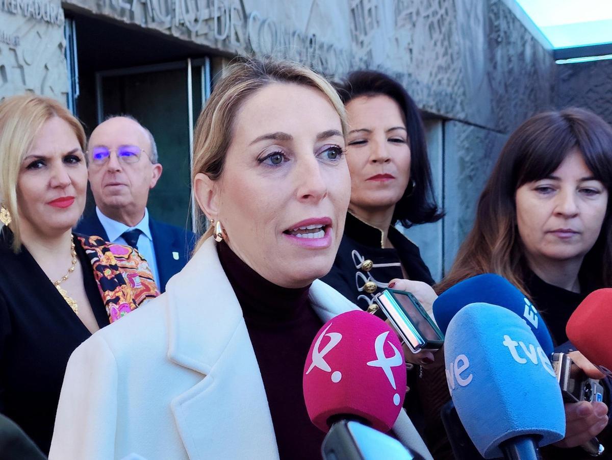 La presidenta de la Junta, María Guardiola, atiende a los medios de comunicación en Mérida.