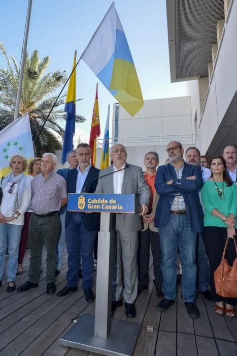 Las Palmas de Gran Canaria 21 Octubre 2016. El presidente del Cabildo, Antonio Morales, leyó un manifiesto en homanaje a.La bandera canaria con siete estrellas verdes que fue izada por primera vez en Gran Canaria en 1961 y causó una gran acogida entre la población, que pronto la asumió como propia como expresión de un sentimiento de identidad y sin ligarla a la reivindicación política con la que había nacido más de medio siglo antes.