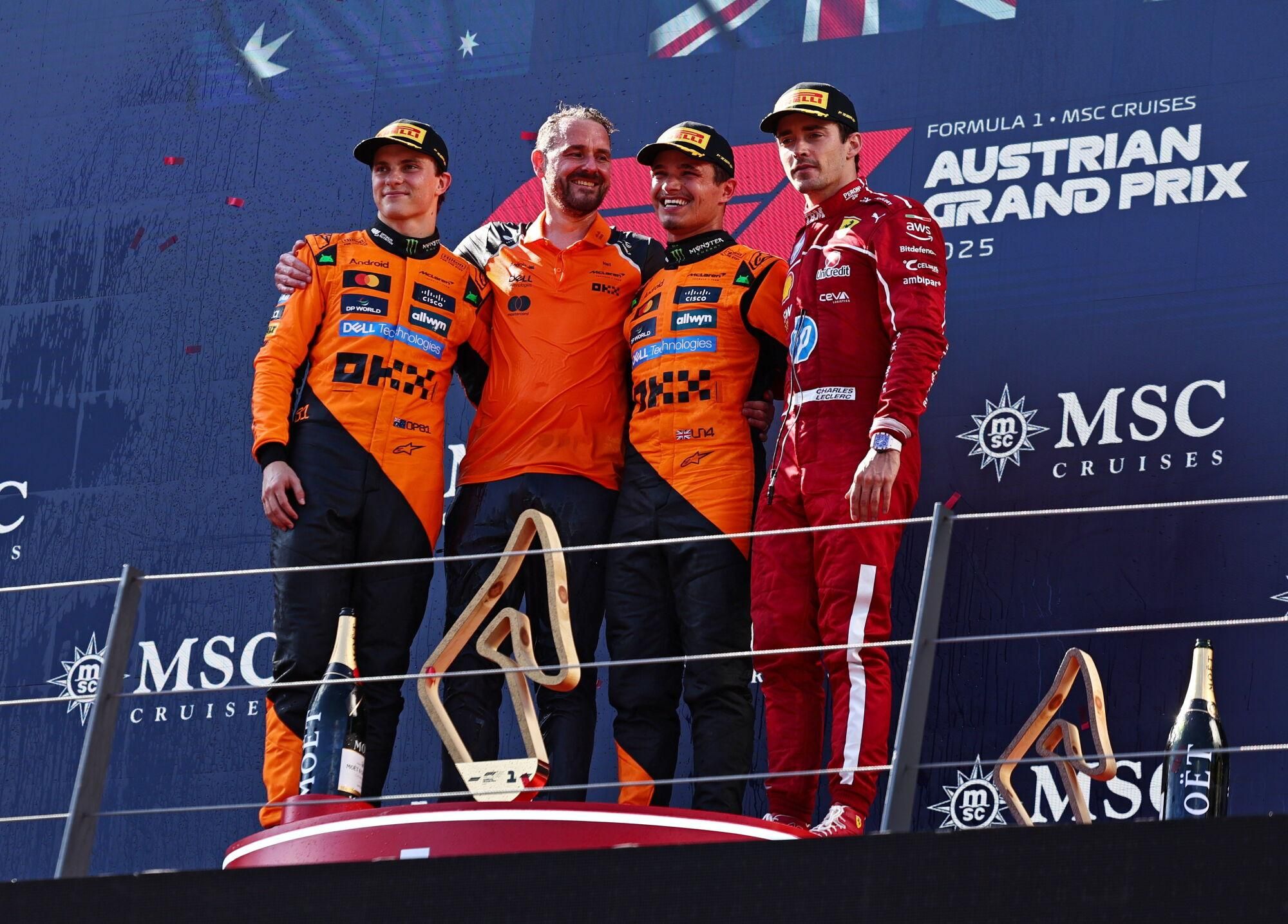 SPIELBERG (Austria), 29/06/2025.- (L-R) Second-placed McLaren driver Oscar Piastri of Australia, McLaren Technical Director Engineering Neil Houldey, first-placed McLaren driver Lando Norris of Britain, and third-placed Scuderia Ferrari driver Charles Leclerc of Monaco pose on the podium after the Formula 1 Austrian Grand Prix at the Red Bull Ring racetrack in Spielberg, Austria, 29 June 2025. (Fórmula Uno, Reino Unido) EFE/EPA/ANNA SZILAGYI