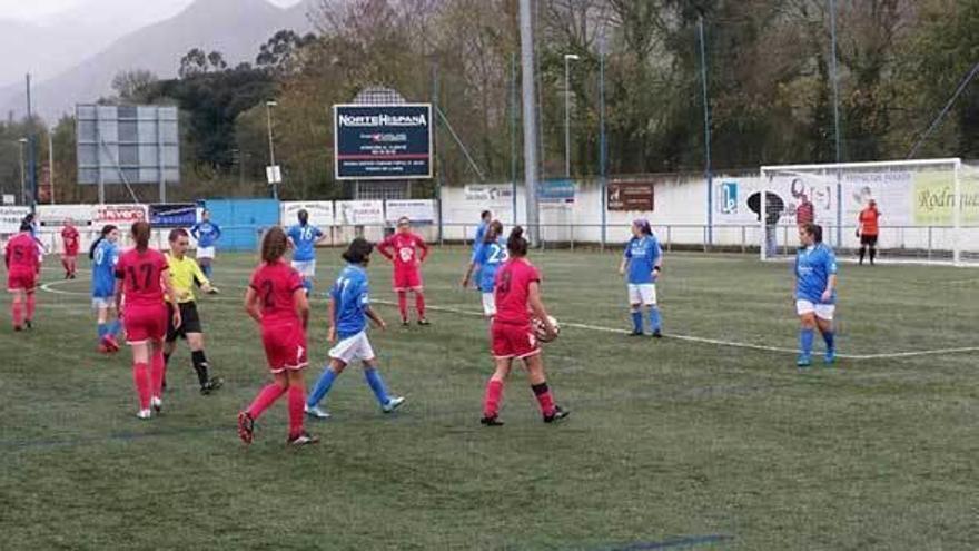 Un lance del partido entre el Urraca y el Langreo Femenino.