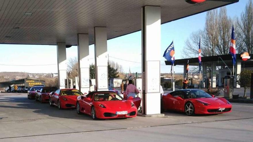 Llamativo desfile de &quot;Ferraris&quot; ante el surtidor de Puebla