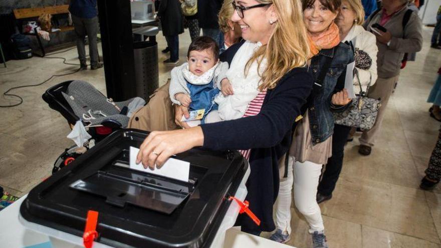 150 personajes públicos firman un manifiesto por un referéndum pactado tras el 21-D