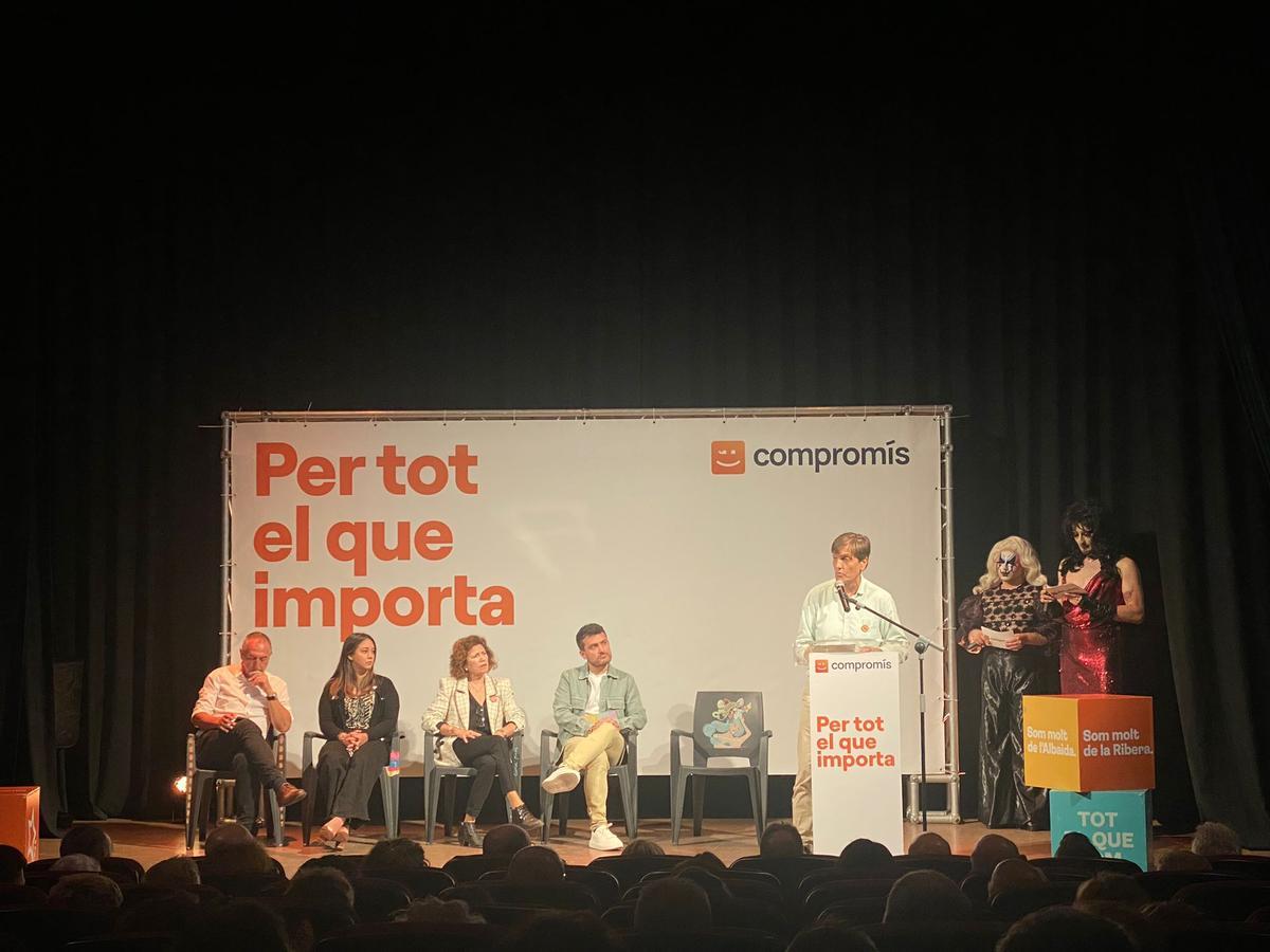 Alfons Domínguez, candidato de Compromís en Alzira, en un mitin.