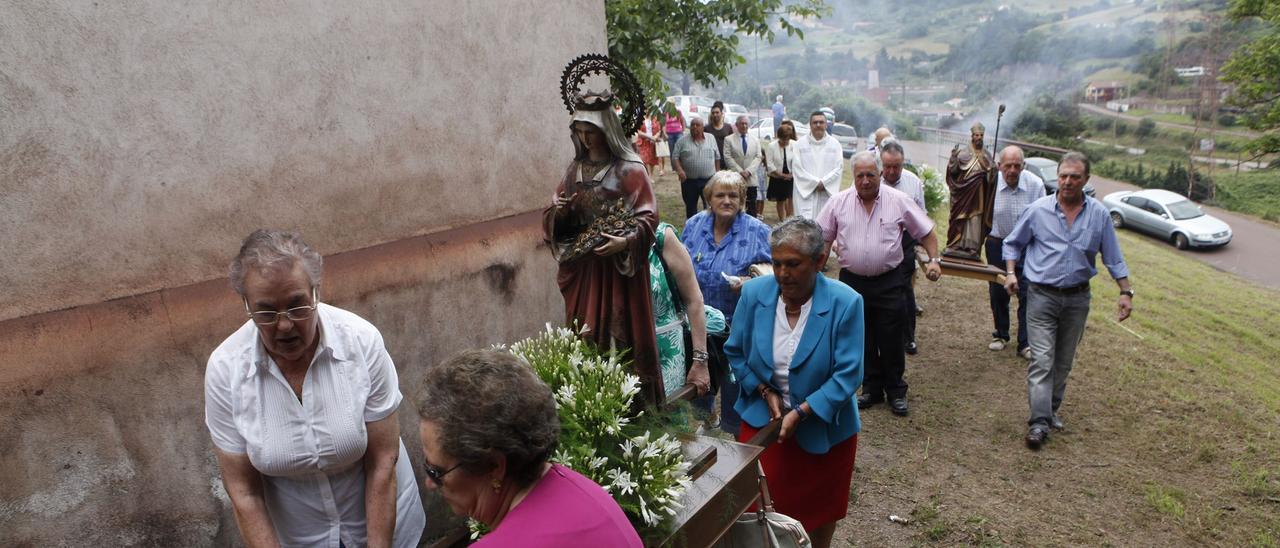 Vecinos, durante una pasada edición de las fiestas de Veriña.