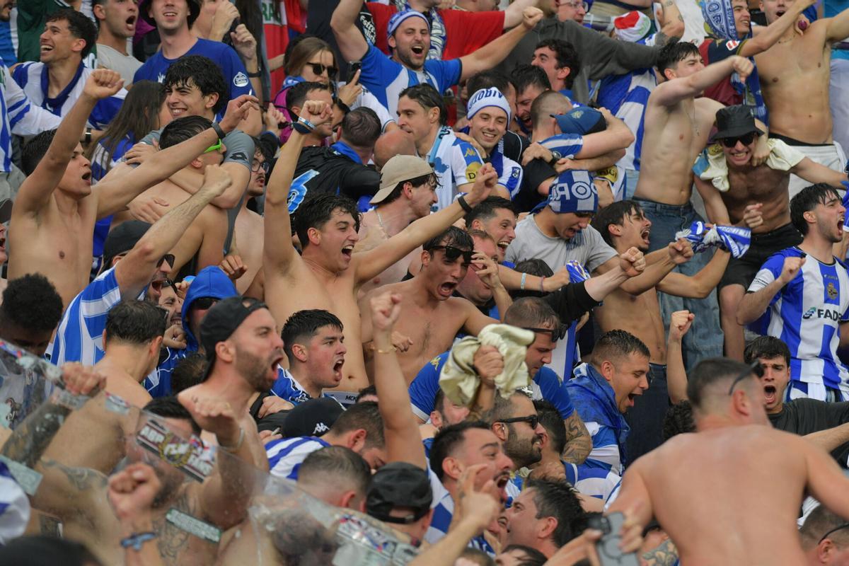 El partido: la celebración de un gol en la grada blanquiazul
