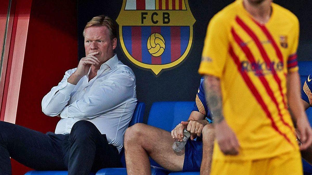 Koeman, en el banquillo del Barcelona, observa a Messi en el amistoso contra el Nástic.