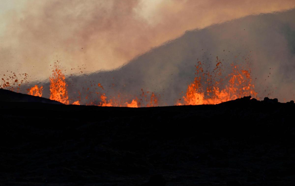 Islandia lucha por contener la lava del volcán en Grindavik
