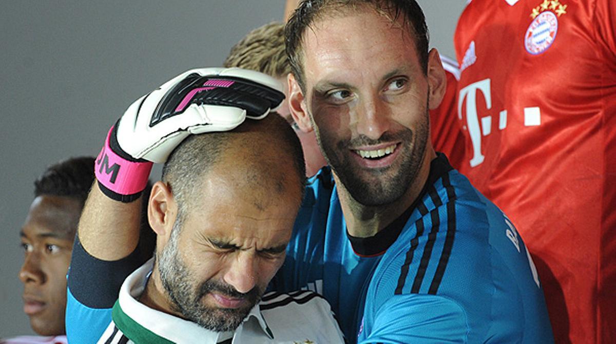 El tècnic rep un cop a la cara involuntari de Tom Starke quan es disposa a passar davant el porter suplent.