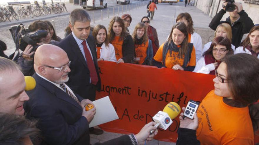 El conseller Huguet, acompanyat del delegat del Govern a Girona, atenent els doctorants ahir al matí.