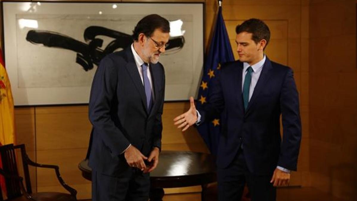 Mariano Rajoy y Albert Rivera se saludan al inicio de su encuentro, el miércoles en el Congreso.