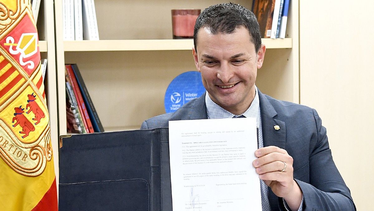 El ministro andorrano de Presidencia, Economía y Empresa, Jordi Gallardo, con un contrato firmado telemáticamente.