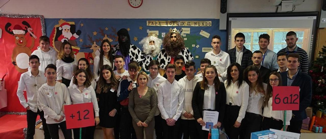 Foto de familia de alguno de los alumnos y profesores que participaron en el proyecto, que se llevó a cabo en el curso 2018-2019.