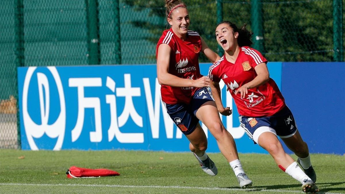 Alexia Putellas corre detrás de Nahikari García en el entrenamiento de Reims.