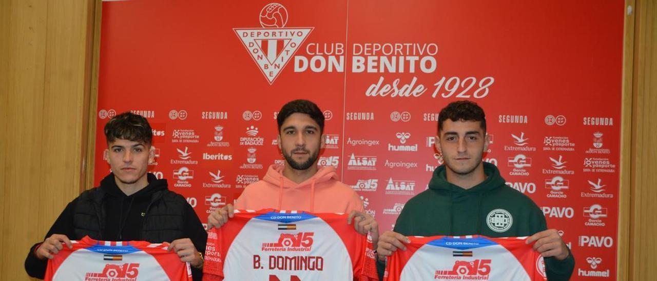 Marckus, Borja Domingo y Ginés González posan con la zamarra del Don Benito.